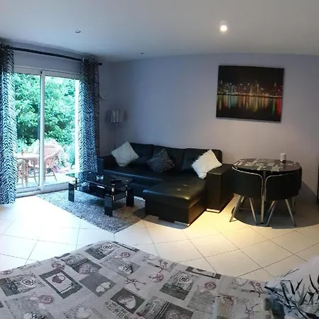 Moderne Terrasse Parking Pres De Paris * קורביל-אסונס