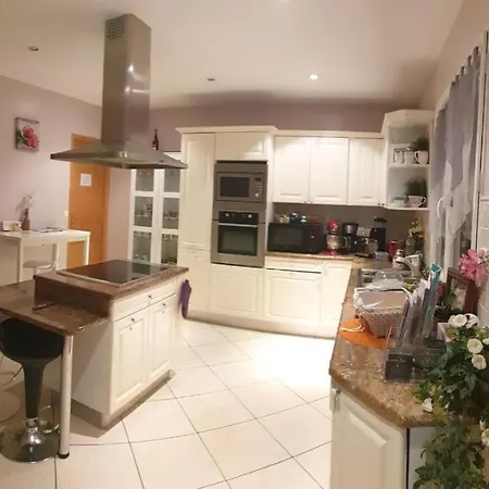 Moderne Terrasse Parking Pres De Paris קורביל-אסונס