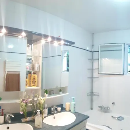 Moderne Terrasse Parking Pres De Paris דירה